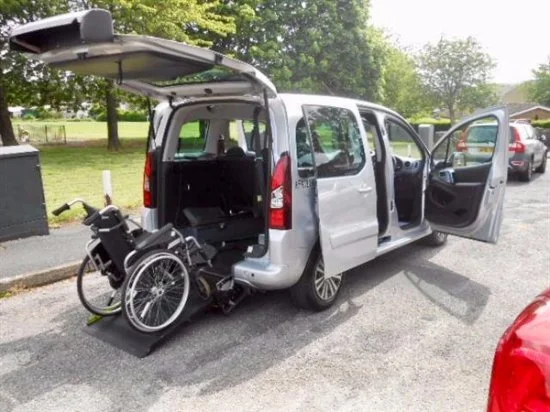 Wheelchair-accessible-taxi